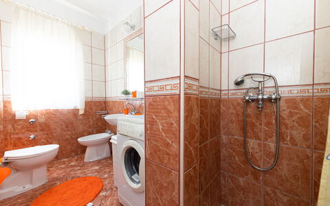 Trogir 631: Brun, Sanitærarmatur, Ejendom, Badeværelse, Spejl, Bruser Dør, Tap, Toilet, Træ, Orange