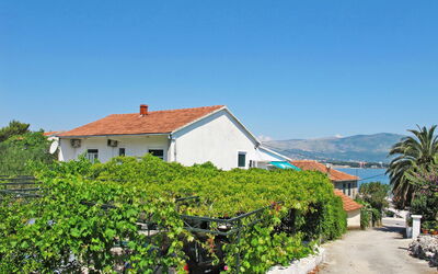Trogir 655: Himmel, Plante, Ejendom, Plantesamfund, Azure, Land Lot, Vegetationen, Bygning, Hus, Landdistrikt