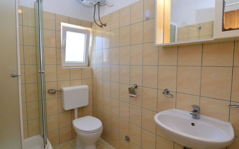 Hvar Kalober 616: Spejl, Sanitærarmatur, Tap, Håndvask, Ejendom, Fotografi, Badeværelsesvask, Bygning, Purple, Badeværelse
