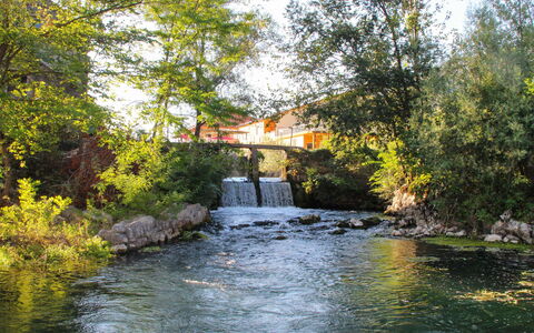 Villa Kikiza: Krop Af Vand, Naturlige Landskab, Natur, Vandressourcer, Vand, Flod, Vandløb, Strøm, Træ, Bank