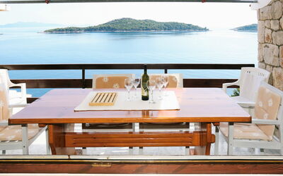 Korčula Korčula 606: Vand, Bord, Ejendom, Møbel, Himmel, Udendørs Bord, Azure, Bordservice, Bygning, Udendørs Møbler