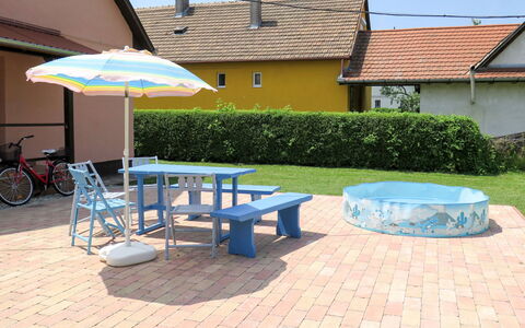 Balatonmariafurdo 622: Ejendom, Paraply, Bord, Gårdhave, Bygning, Møbel, Udendørs Bord, Skygge, Svømmepøl, Ejendom