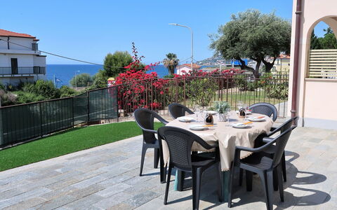 Riva Mare: Ejendom, Ejendom, Bord, Hus, Restaurant, Gårdhave, Bygning, Møbel, Træ, Ferie