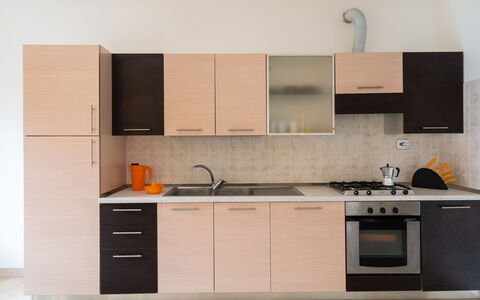 Riva Mare: Brun, Cabinetry, Countertop, Køkkenvask, Håndvask, Bygning, Møbel, Tap, Komfur, Køkken