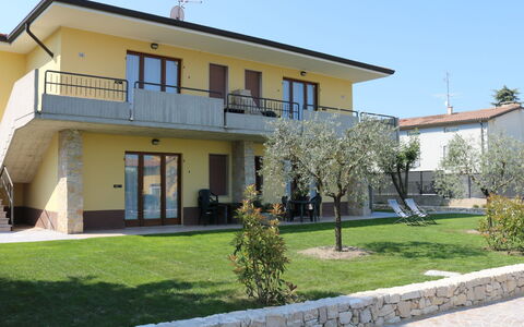 Lazise 741: Plante, Bygning, Himmel, Ejendom, Vindue, Træ, Hus, Land Lot, Arkitektur, Skygge