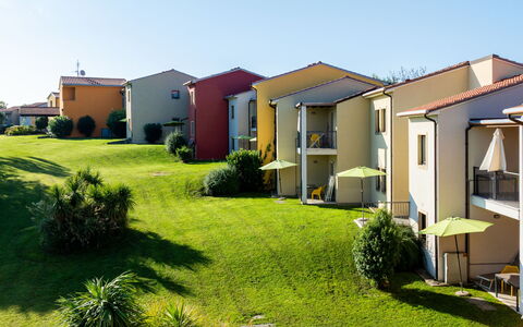 Peschiera del Garda 652: Boligområde, Hjem, Menneskelig Bosættelse, Lawn, Have, Estate, Gård, Forstad, Landscaping, Skygge