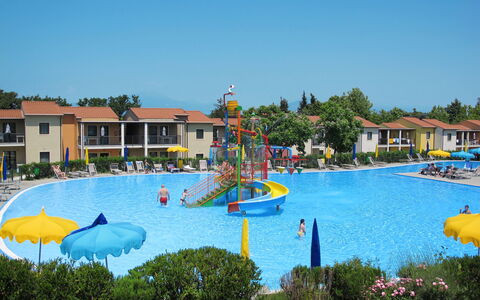 Peschiera del Garda 652: Vand, Plante, Himmel, Bygning, Ejendom, Azure, Svømmepøl, Krop Af Vand, Hus, Træ
