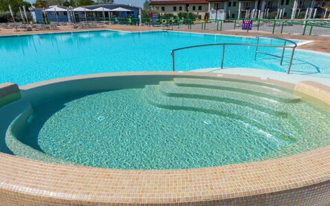 Sirmione 618: Svømmepøl, Kompositmateriale, Udvej, Fritid, Skygge, Thermae, Water Feature, Ferieby, Fritidscenter