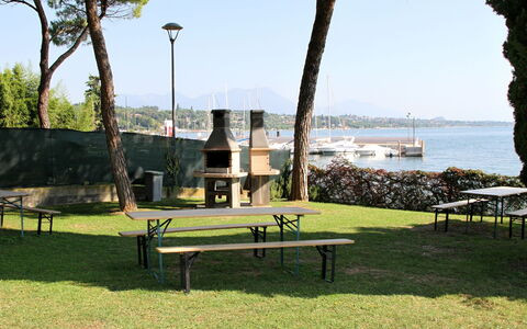 Front Lake Resort le Corti del Lago: Himmel, Plante, Ejendom, Vand, Bygning, Træ, Skygge, Udendørs Bench, Land Lot, Udendørs Møbler