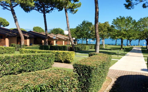 Desenzano 617: Plante, Himmel, Træ, Vegetationen, Land Lot, Græs, Skygge, Urban Design, Fritid, Hæk