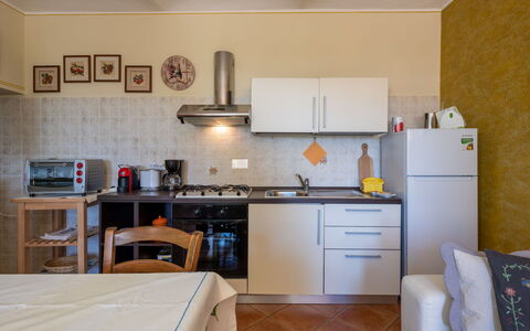 Agriturismo i Tre Tigli: Møbel, Cabinetry, Countertop, Komfur, Køkken, Træ, Køkken Apparat, Gulvbelægning, Etage, Håndvask