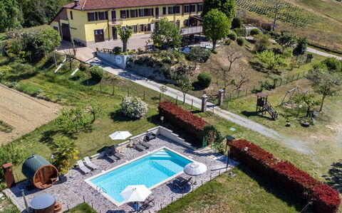 Agriturismo i Tre Tigli: Plante, Ejendom, Bygning, Træ, Vindue, Vand, Urban Design, Land Lot, Svømmepøl, Græs