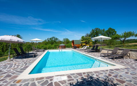 Agriturismo i Tre Tigli: Vand, Himmel, Plante, Svømmepøl, Azure, Træ, Udendørs Møbler, Skygge, Stol, Rektangel