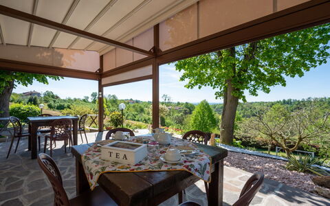 Agriturismo i Tre Tigli: Bord, Møbel, Plante, Stol, Skygge, Træ, Indretning, Udendørs Møbler, Udendørs Bord, Fritid