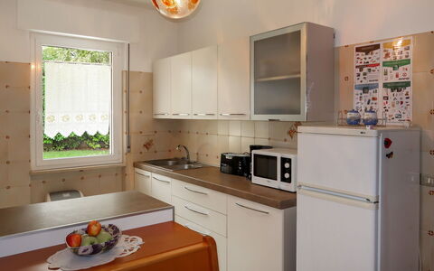 Casa Irene: Cabinetry, Countertop, Ejendom, Møbel, Køkkenvask, Håndvask, Køkken Apparat, Komfur, Husholdningsapparat, Køkken
