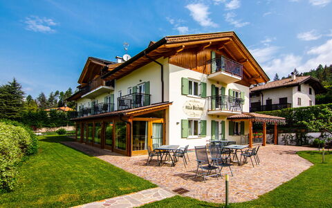 Valle di Non 640: Himmel, Sky, Plante, Bygning, Ejendom, Vindue, Veranda, Træ, Hus, Land Lot