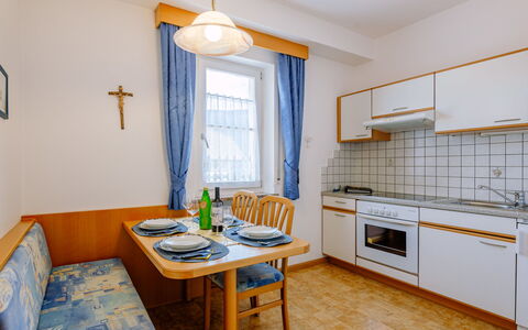 Andriano 602: Cabinetry, Ejendom, Møbel, Countertop, Azure, Træ, Bord, Vindue, Komfur, Indretning