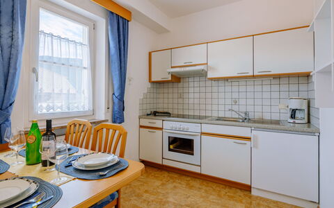 Andriano 602: Cabinetry, Countertop, Møbel, Ejendom, Håndvask, Køkkenvask, Vindue, Komfur, Køkken, Træ