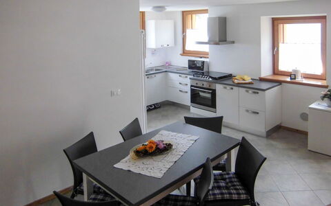 Stali di Relio: Bord, Møbel, Cabinetry, Vindue, Håndvask, Stol, Countertop, Træ, Bygning, Køkken