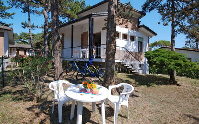 Lignano Pineta 620: Plante, Himmel, Bygning, Ejendom, Vindue, Bord, Natur, Træ, Hus, Land Lot