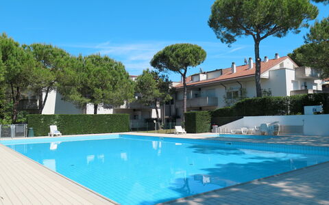 Lignano Pineta 701: Svømmepøl, Udvej, Skygge, Fritid, Udendørs Møbler, Estate, Hotel, Hacienda, Villa, Landscaping