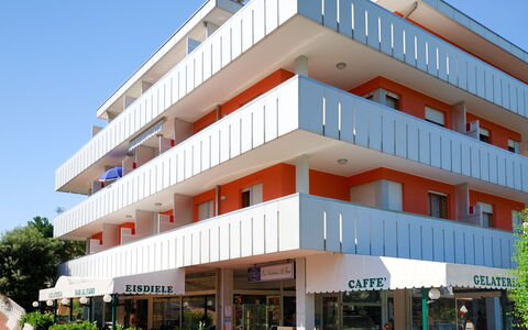 Bibione 637: Bygning, Ejendom, Kommerciel Bygning, Arkitektur, Blandet Brug, Ejendom, Facade, Hus, Lejlighed, Ejerlejlighed