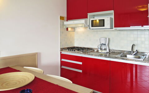 Bibione 661: Countertop, Værelse, Ejendom, Møbel, Rød, Køkken, Indretning, Cabinetry, Flise, Håndvask