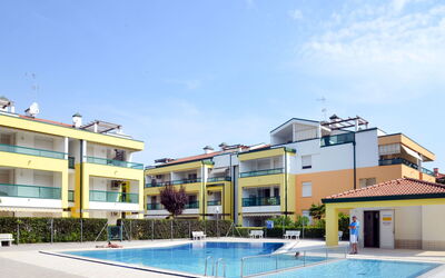 Bibione 675: Himmel, Vand, Sky, Plante, Vindue, Svømmepøl, Bygning, Azure, Skygge, Udendørs Møbler
