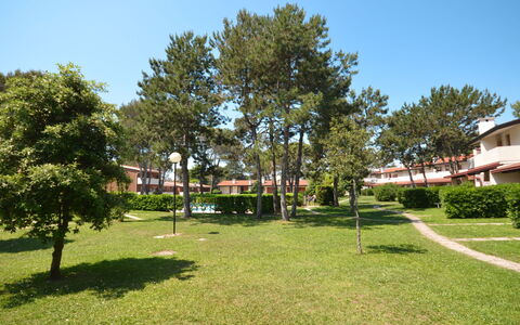 Bibione 677: Plante, Himmel, Træ, Skygge, Urban Design, Græs, Vindue, Bygning, Landskab, Fritid