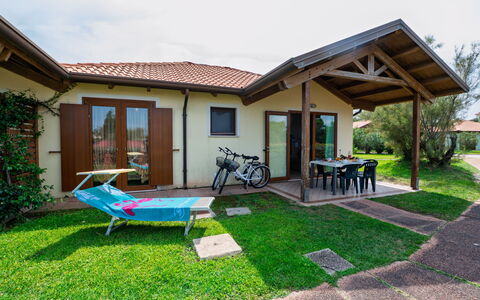 Rosolina Mare 627: Sommerhus, Lawn, Fritid, Have, Estate, Gård, Skygge, Backyard, Stuehus, Landscaping