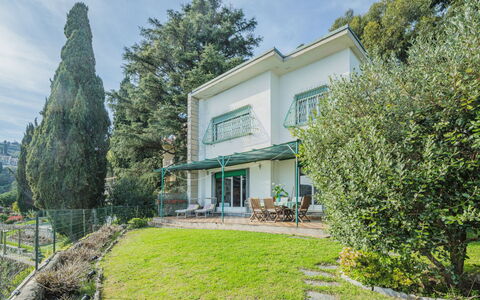 Villa Poc: Plante, Sky, Himmel, Bygning, Naturlige Landskab, Træ, Land Lot, Sommerhus, Græs, Fritid