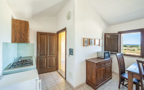 Badesi 622: Møbel, Cabinetry, Bord, Azure, Bygning, Træ, Indretning, Stue, Vindue, Skuffe