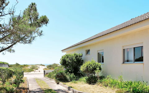 Da Praia: Himmel, Plante, Plantesamfund, Bygning, Vindue, Træ, Land Lot, Skygge, Græs, Boligområde
