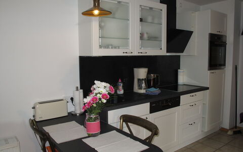 Schwarbe 647: Værelse, Møbel, Ejendom, Køkken, Bygning, Indretning, Hus, Countertop, Cabinetry, Etage