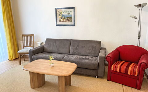 Villa Imperator: Møbel, Couch, Ejendom, Bord, Komfort, Billedramme, Træ, Indretning, Gardin, Stue