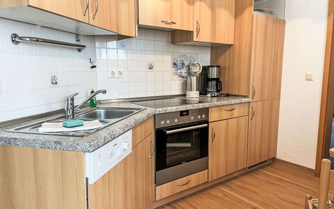 Villa Imperator: Cabinetry, Countertop, Køkkenvask, Håndvask, Bygning, Komfur, Tap, Køkken, Træ, Køkken Apparat