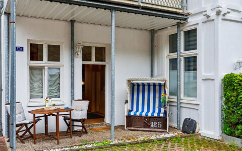 Bergstraße: Dør, Blomsterkrukke, Veranda, Home Dør, Stueplante, Molding, Maling, Design, Altan, Trappe