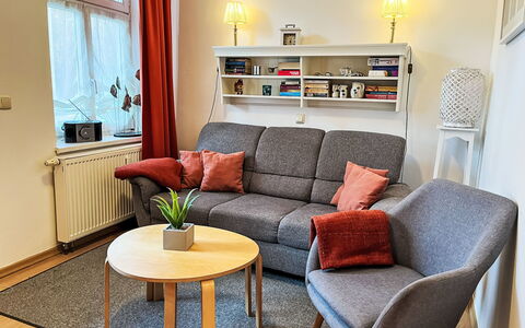 Bergstraße: Møbel, Indretning, Gulvbelægning, Etage, Træ, Stue, Couch, Værelse, Trægulve, Bord