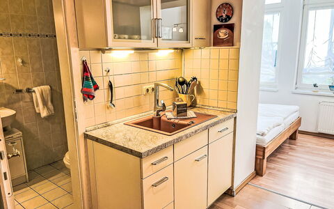 Bergstraße: Køkken Apparat, Større Bandage, Countertop, Køkken, Cabinetry, Indretning, Sanitærarmatur, Gulvbelægning, Håndvask, Etage