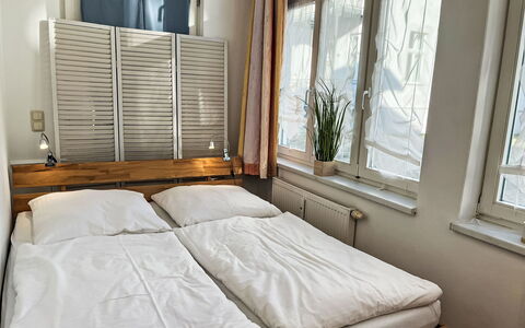 Bergstraße: Soveværelse, Træ, Seng, Sengetøj, Sengetøj, Bed Frame, Madras, Vinduet Dækker, Bejdse, Vindue Behandling