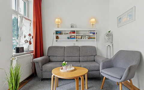 Bergstraße: Møbel, Indretning, Gulvbelægning, Couch, Etage, Stue, Træ, Bord, Værelse, Stol