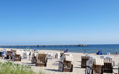 Bergstraße: Himmel, Ejendom, Plante, Træ, Bygning, Land Lot, Hældning, Skygge, Asfalt, Træ
