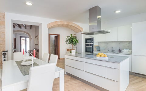 Cordella: Countertop, Cabinetry, Møbel, Bygning, Couch, Stueplante, Træ, Bord, Køkken, Stue
