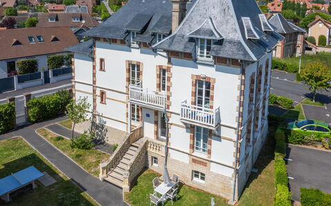 Cabourg 633: Vindue, Facade, Arkitektur, Dør, Hjem, Estate, Mansion, Skydevindue, Altan, Villa