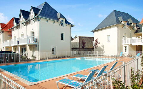 Cabourg 633: Svømmepøl, Ejendom, Bygning, Hus, Hjem, Ejendom, Boligområde, Stad, Udvej, Lejlighed