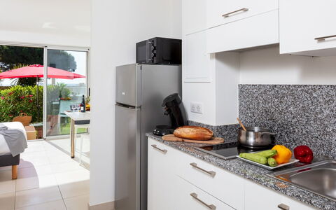 Moriani-Plage 623: Cabinetry, Komfur, Countertop, Køkken Apparat, Plante, Køkken, Gaskomfur, Træ, Husholdningsapparat, Gulvbelægning