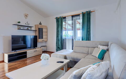 Sandra: Møbel, Indretning, Gulvbelægning, Etage, Stue, Couch, Værelse, Hjem, Belysning, Bord