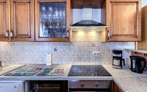 Sandra: Køkken, Køkken Apparat, Countertop, Cabinetry, Større Bandage, Køkkenvask, Husholdningsapparat, Træ, Gulvbelægning, Indretning