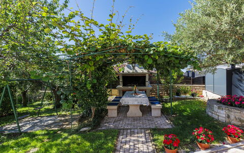 Sandra: Skygge, Have, Landscaping, Flise, Gård, Blomsterkrukke, Walkway, Gårdsplads, Backyard