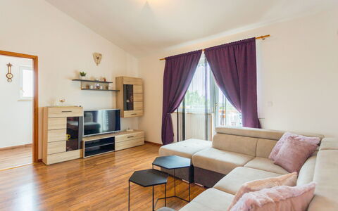 Sandra: Couch, Møbel, Bord, Billedramme, Komfort, Træ, Stue, Indretning, Gardin, Bygning